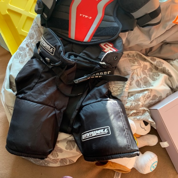 Hockey gear - Picture 2 of 3